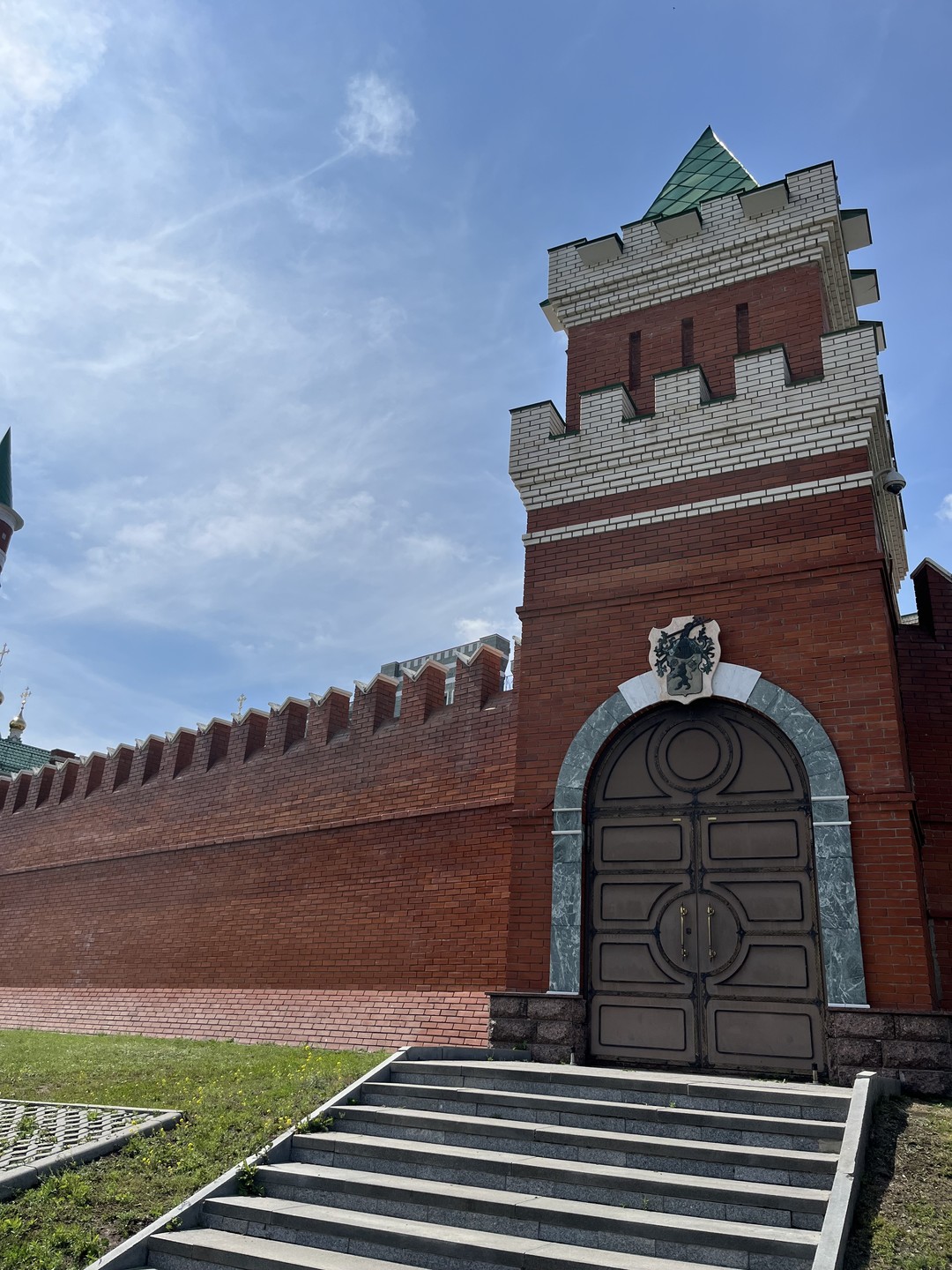 Валерий прекрасно провел экскурсию, ответит на любой вопрос. Легко и с юмором проводит по главным местам