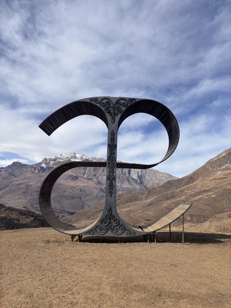 путешествовали с Артуром, все очень понравилось! посмотрели множество красот в комфортном и безопасном формате, обязательно вернёмся еще!