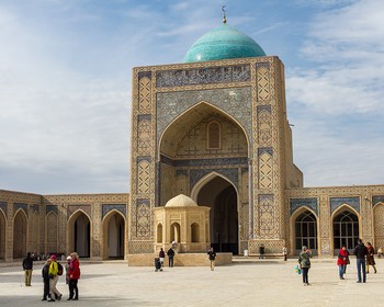 Мавзолей Саманидов, Чашма Аюб, комплекс Пой-Калян и площадь Ляби-Хауз