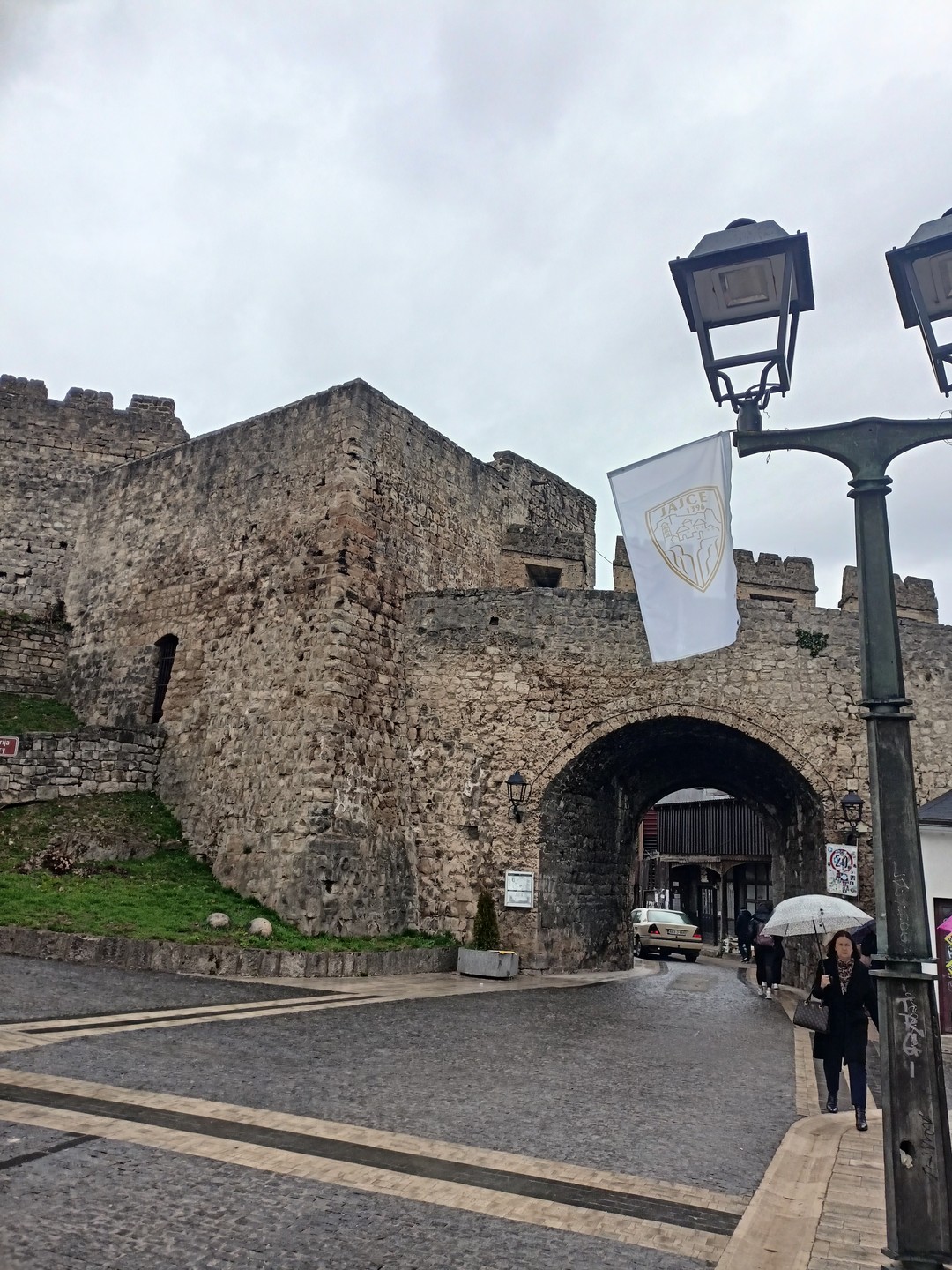 Если вы хотите посетить Травник и Яйце, рекомендую взять эту экскурсию. Расстояние очень внушительное, но на