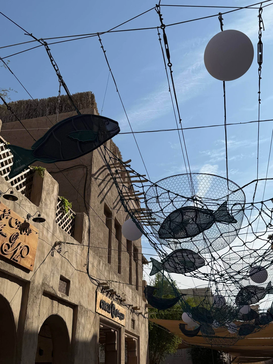 Прогулялись с Максимом по старому Дубаю. Прошлись по улочкам, где начиналась история, посетили музей кофе, прокатились