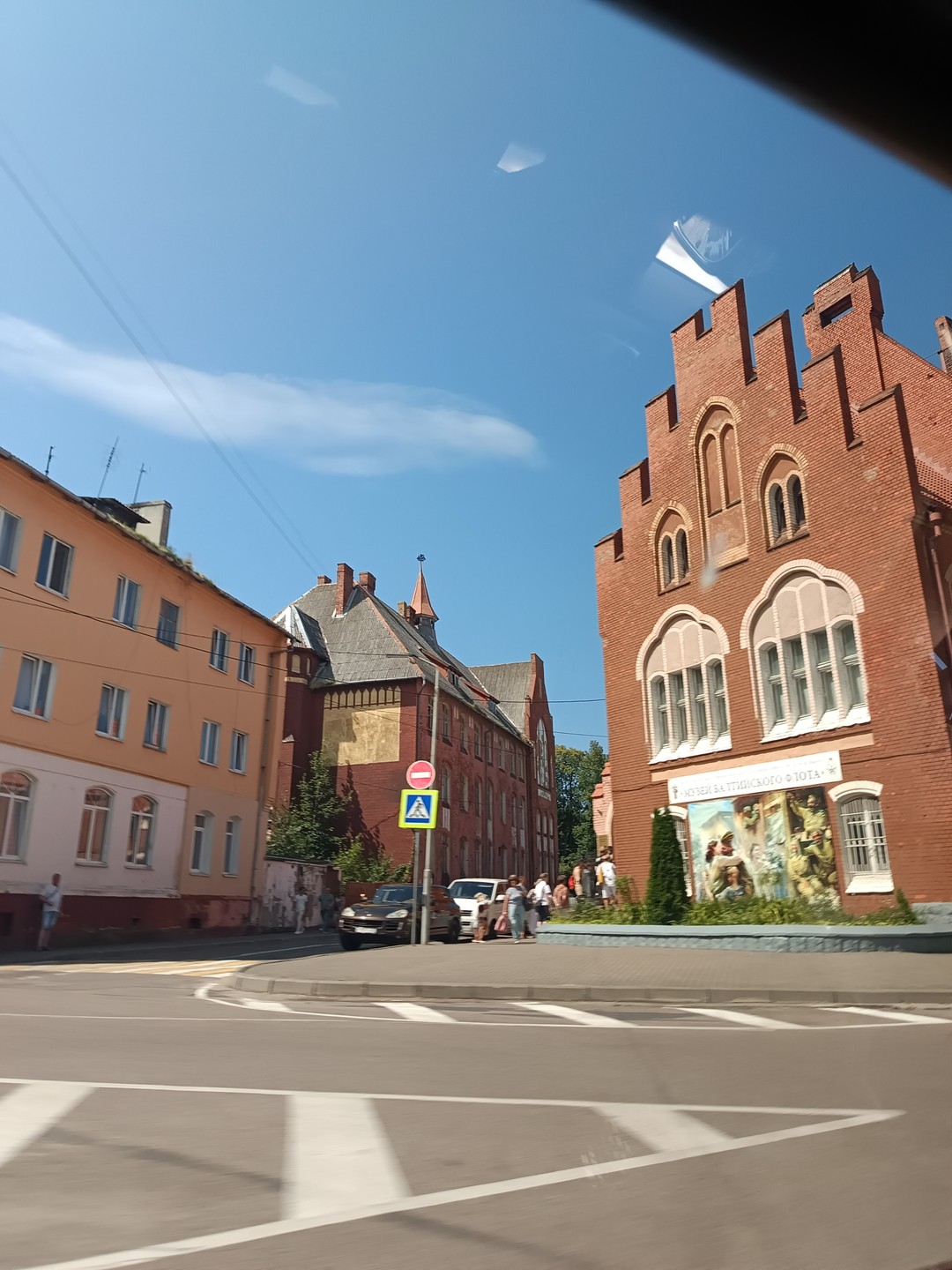 Поехали в Балтийск прежде всего за красивыми семейными фотографиями. Хотелось совместить наши лица и самобытную северную