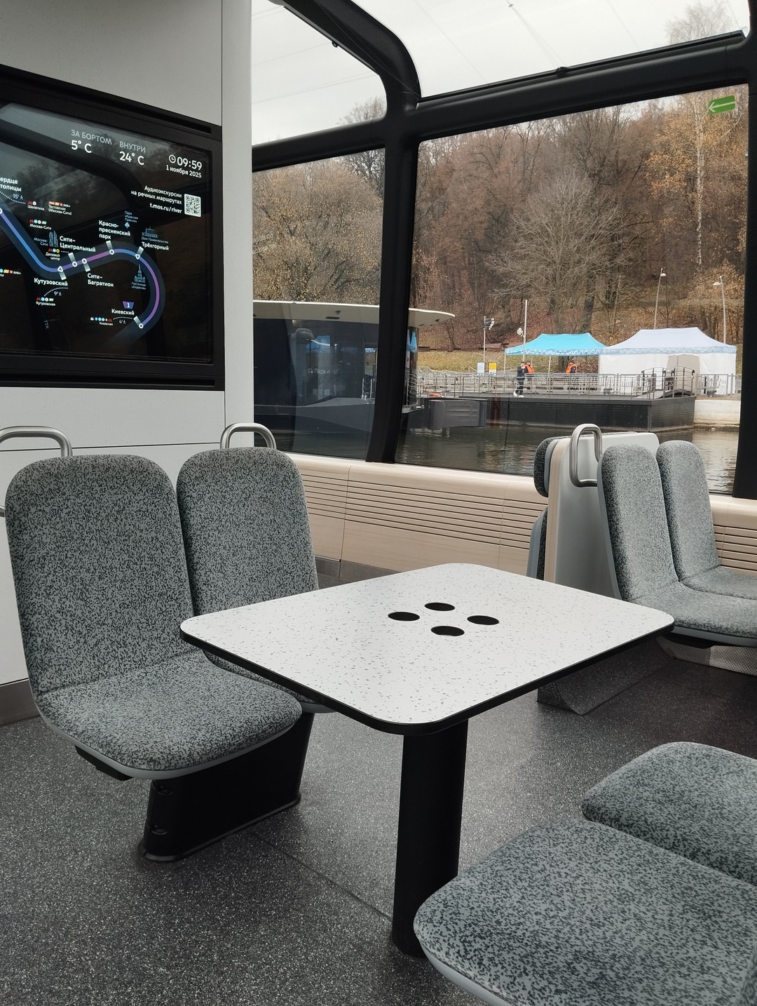 1 ноября я посетила данную экскурсию на речном электросудне. Я в восторге!!! Когда намечала себе экскурсию, она должна была удовлетворить моим