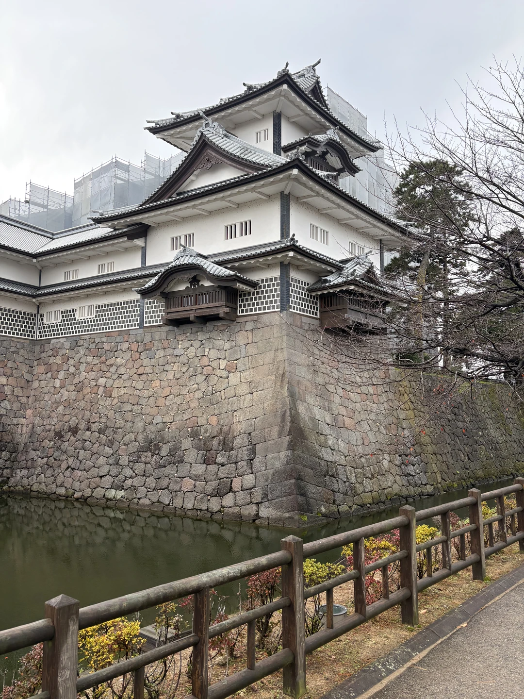 Евгений влюбил нас в этот город. Необыкновенной красоты парки и сады, интересная история, очень легкая, спокойная