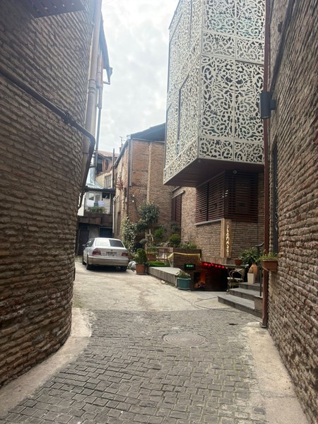 Старый и верный традициям Тбилиси (Вероника)