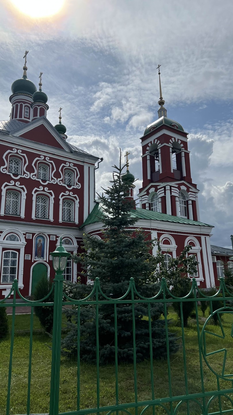 Нам все очень понравилось, Юрий настоящий профессионал своего дела, прекрасно осведомлен об истории края. Посетили все