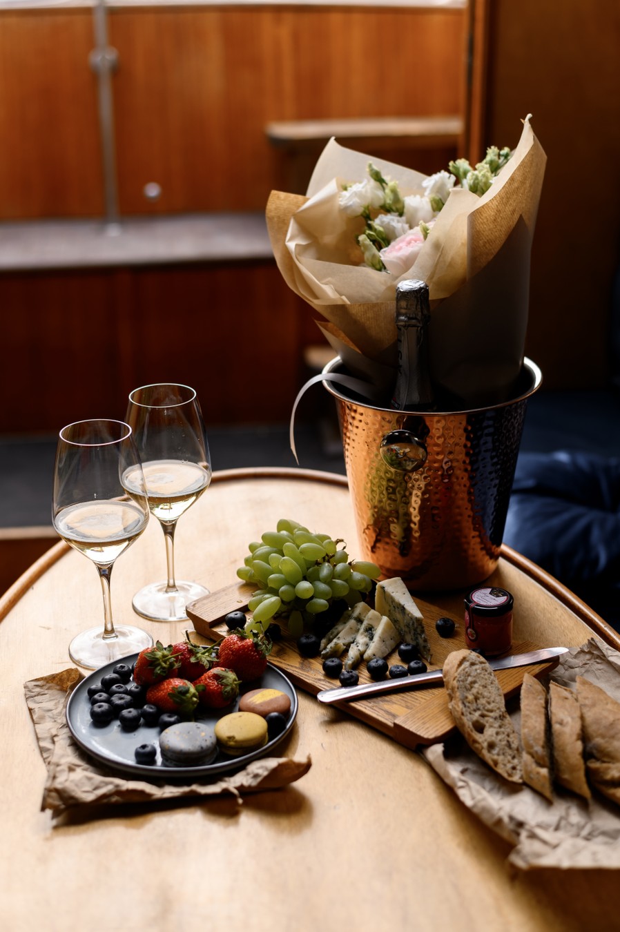 Фото Волшебный Петербург: водная прогулка на ретро-катере