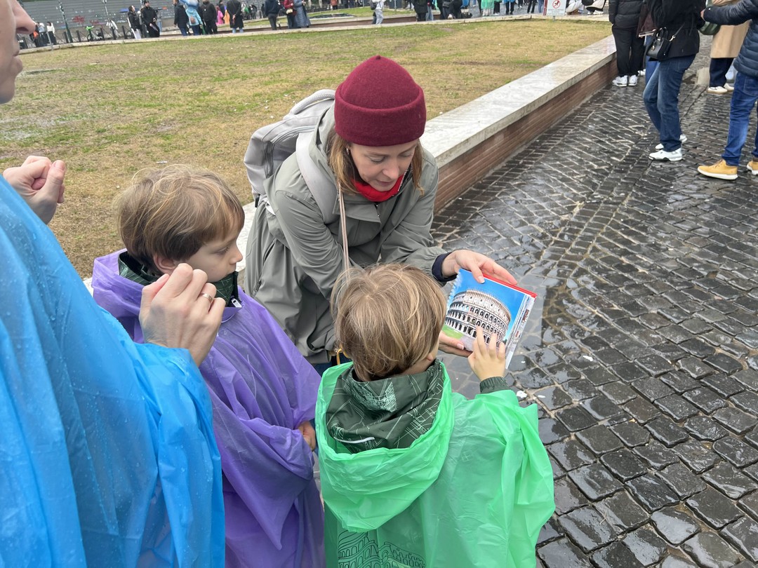 Мы ходили на экскурсию-квест с Натальей 6 января. Двое взрослых и двое детей 4 и 7