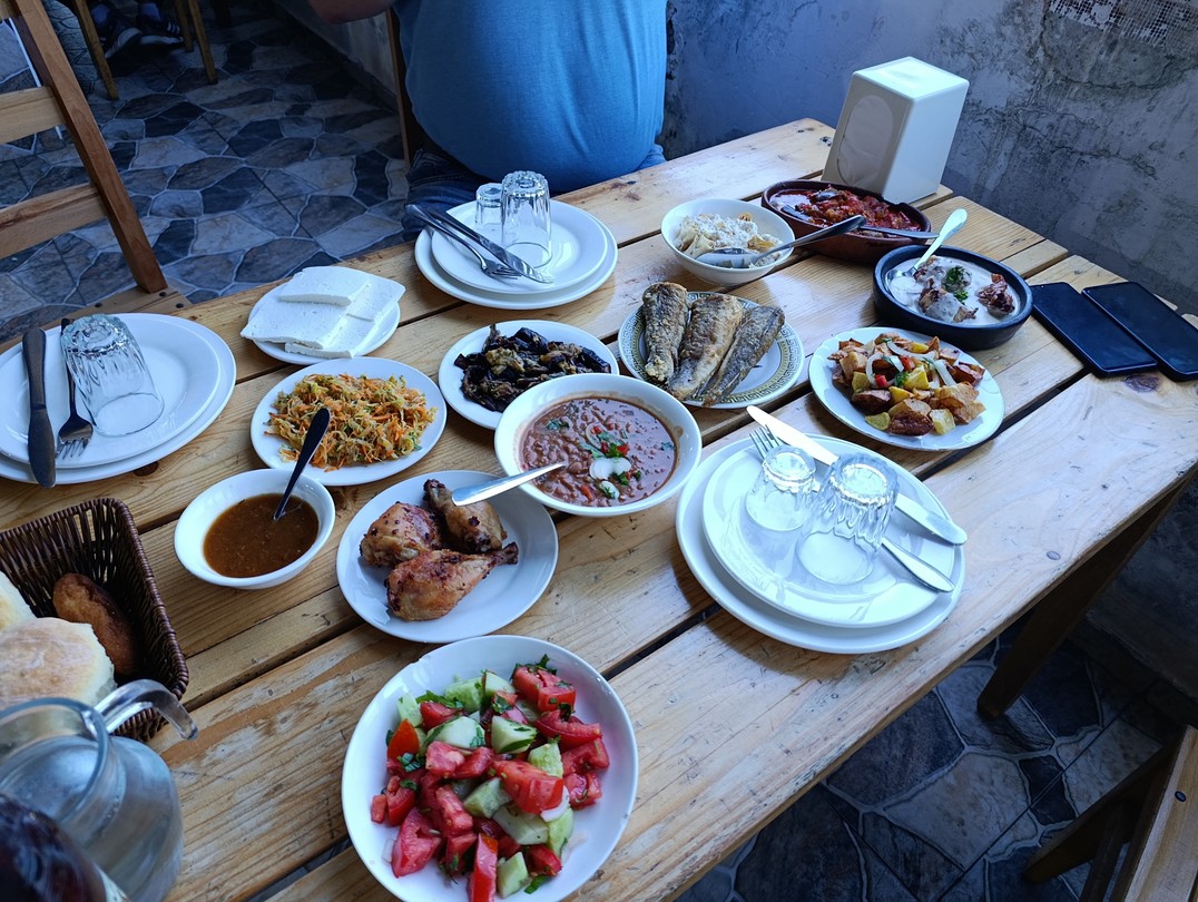 Вчера ездили на индивидуальную экскурсию в горы с гидом-водителем Зазой. Комфортабельный чистый автомобиль, который может ехать