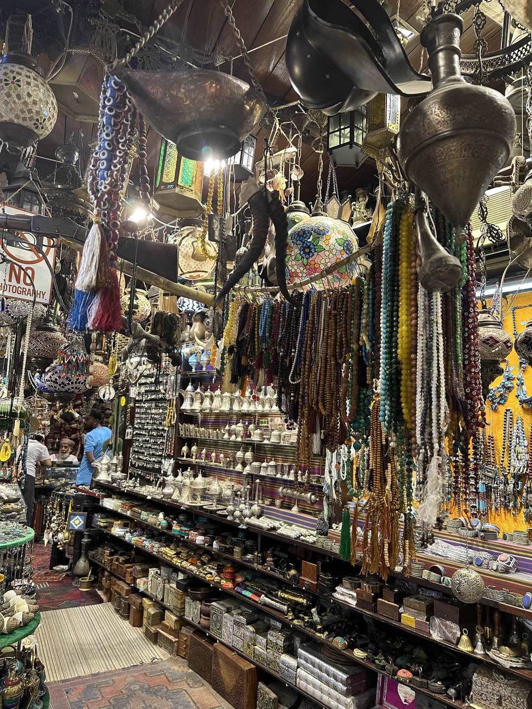 Прекрасная прогулка по самым красивым и значимым местам Маската!! Город вечером необыкновенно красивый, колоритный рынок, и