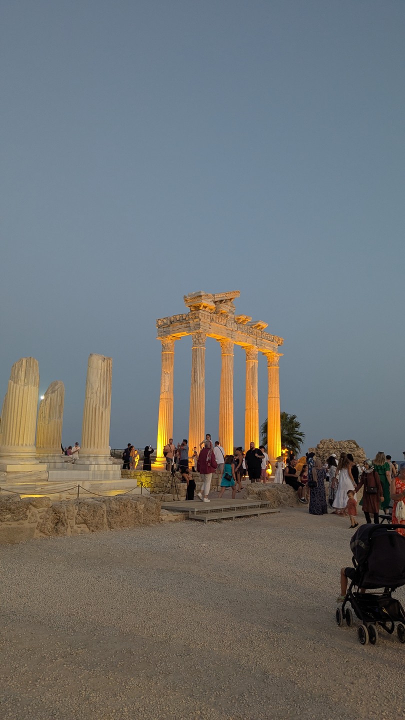 Большое спасибо Нури за интересную экскурсию по древнему Сиде. Благодаря его рассказу, мы не просто смотрели