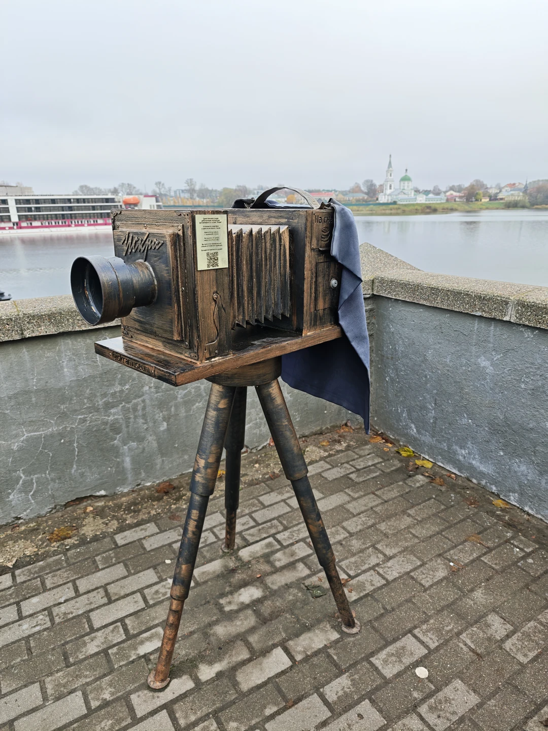 Отличный, эрудированный, интеллектуальный гид. Много фактов преподносятся интересно и связано. Переходы от эпохи к эпохе логичные