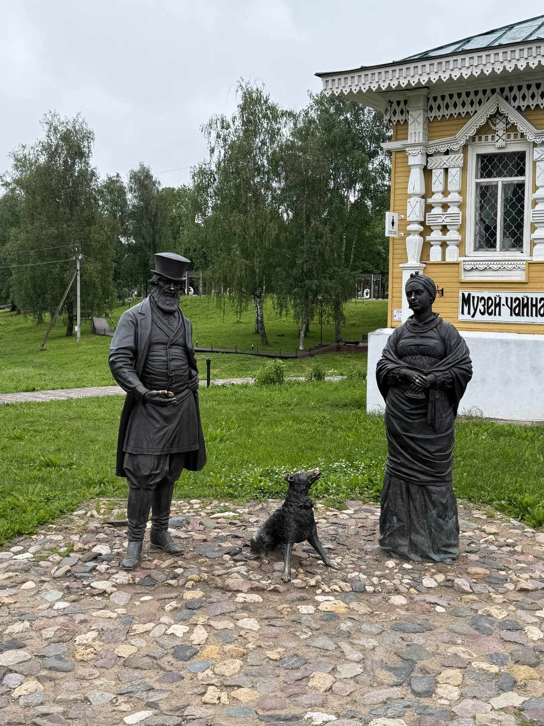 Несмотря на проливной дождь все прошло великолепно! Прекрасная подача информации нас покорила, а красота и история