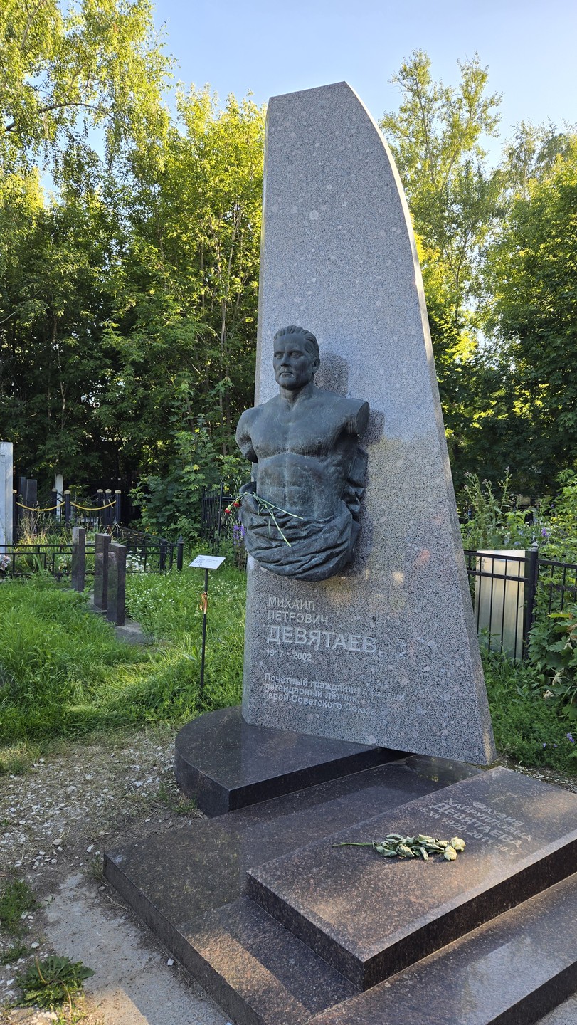 Очень советую побывать на этой экскурсии. Много узнали о знаменитых жителях Казани, ее истории. На территории