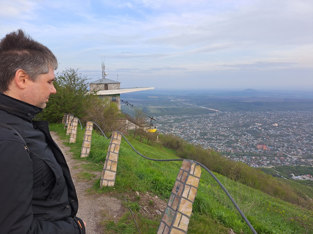 У нас была замена гида. Вместо Александра была Елена. Очень приятная девочка. Пришла полностью экипированной, с