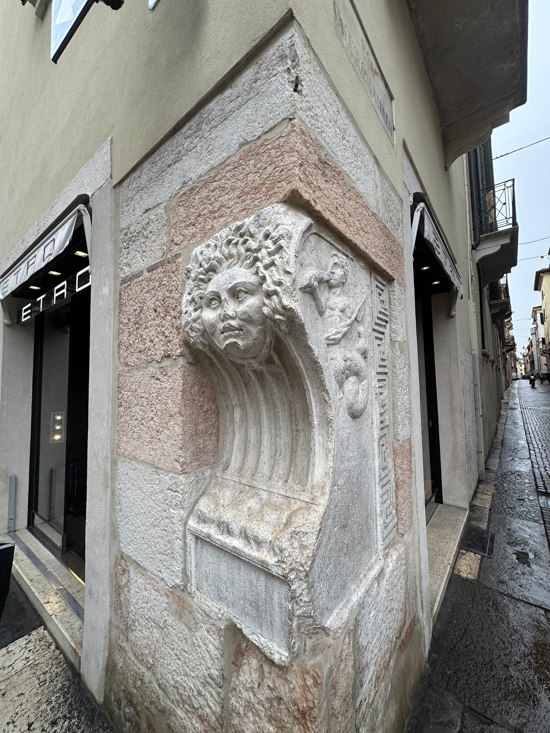 Прекрасная экскурсия с Евгением, его приятный акцент, тонкий юмор и нестандартный взгляд на родной город украсили