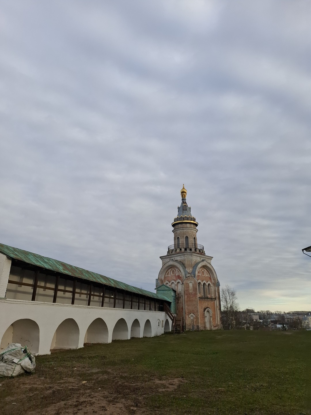 Замечательный экскурсовод, прекрасный город. Очень приятно видеть, что город восстанавливают. Медленно, но верно. Приезжайте в Торжок!
