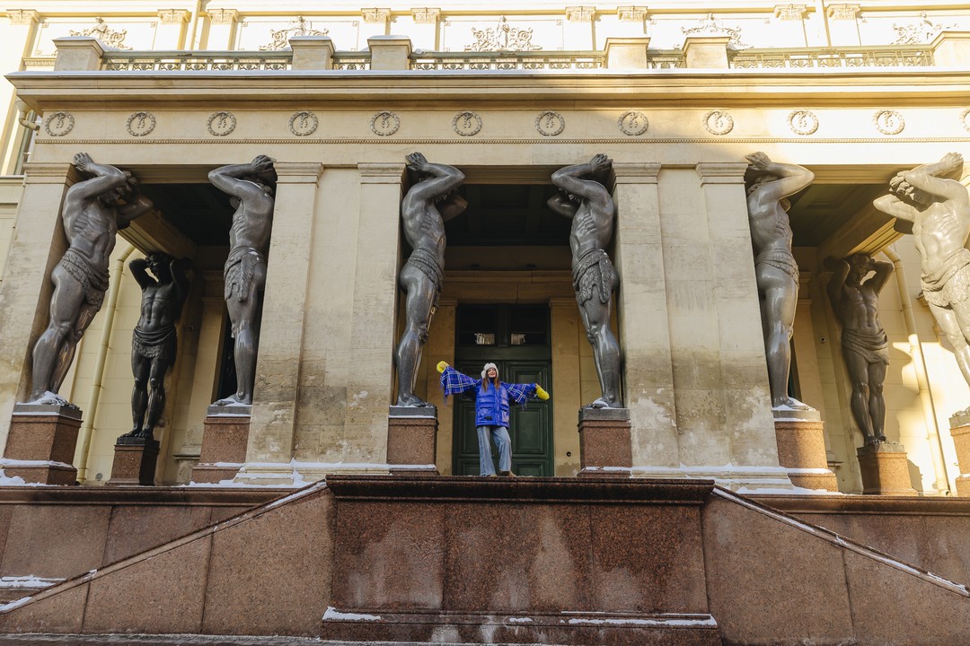 Прекрасная девушка, очень комфортная в общении, четко знает маршрут, все по делу и несмотря на сильный