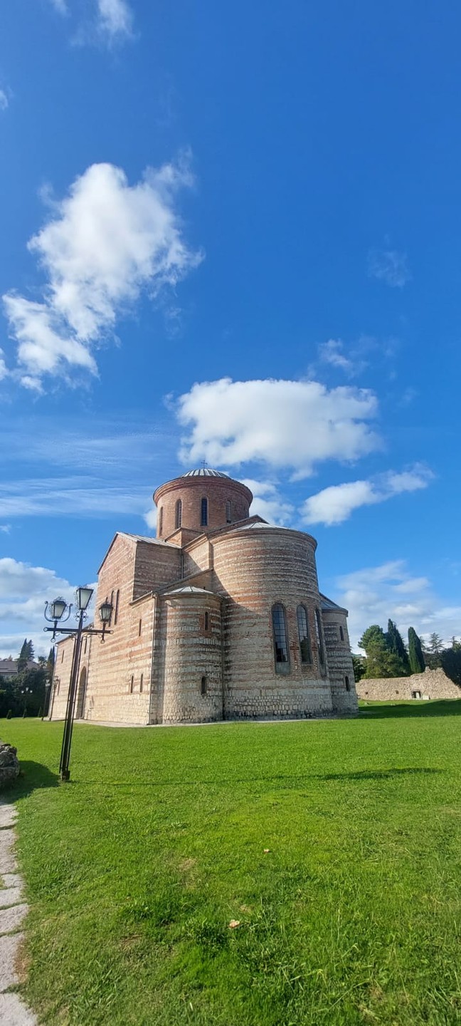 15 октября у нас была индивидуальная экскурсия Самобытная Абхазия. Гид Астамур встретил нас у отеля. С