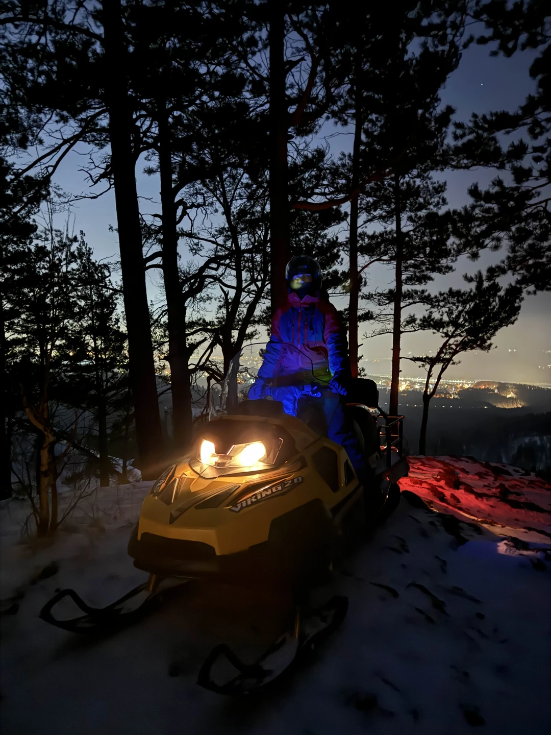 Гид все понятно объяснил! Покатались, когда стемнело, было очень красиво! Фотки получились атмосферные))