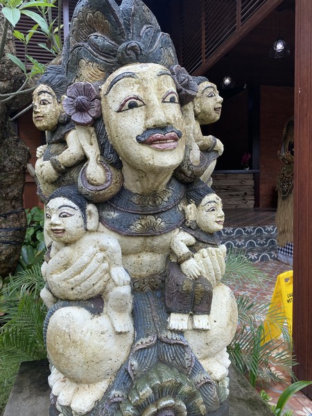 Заказали экскурсию еще с России, успешно прошла предоплата через карту, прибыли на лайнере, Синду встретил нас