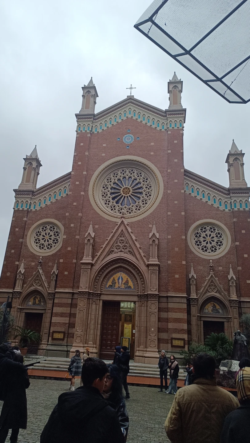 Была прекрасная экскурсия Стамбул: город воспоминаний. Что поражает в Стамбуле: вот центральная улица, толпы туристов, свернул