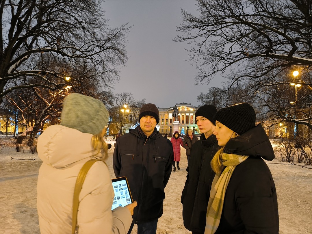 Спасибо за хорошую экскурсию. Много интересных фактов узнали. Удачное использование планшета с иллюстрациями рассказа и наушника