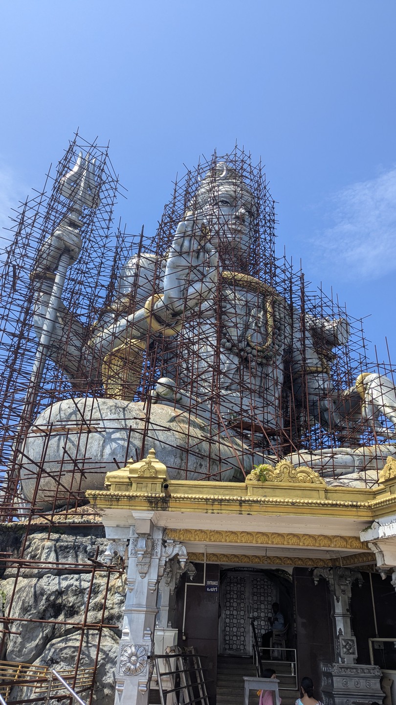 Гид был Роман. Если будет возможность - выбирайте его, прекрасный рассказчик, многое знает, держит темп и