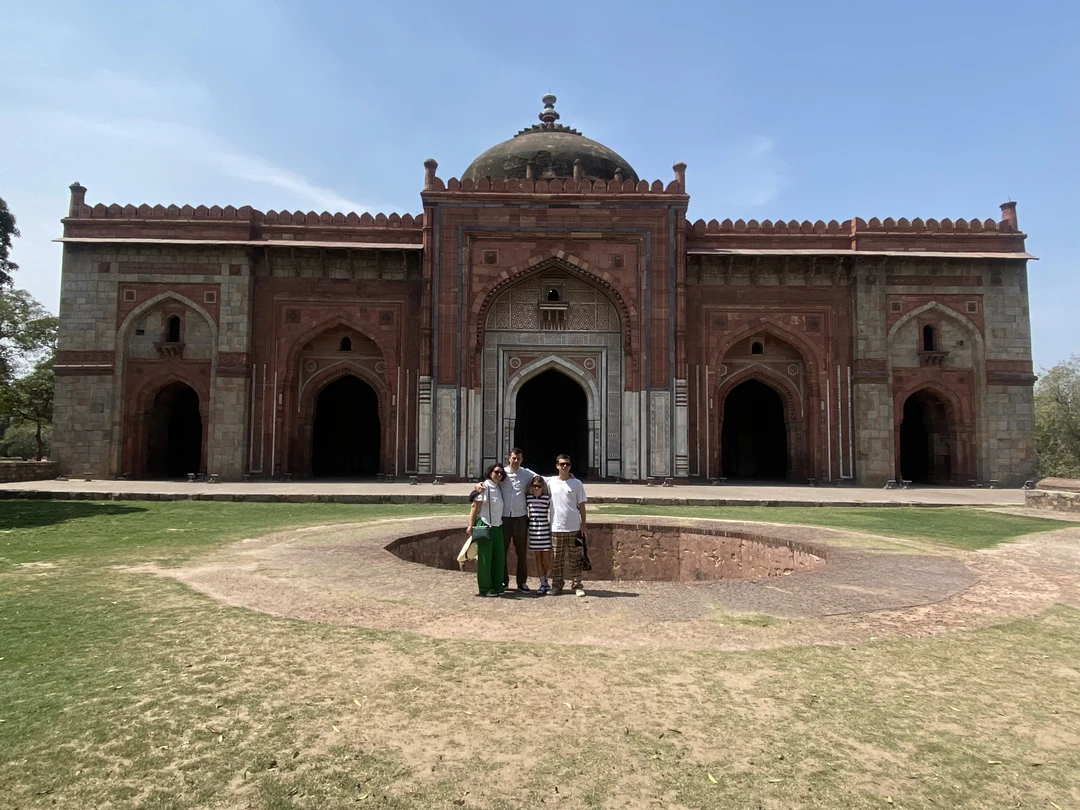 Мы уже посетили основные достопримечательности Дели и хотели посмотреть другие места,в которых еще не были. Экскурсия