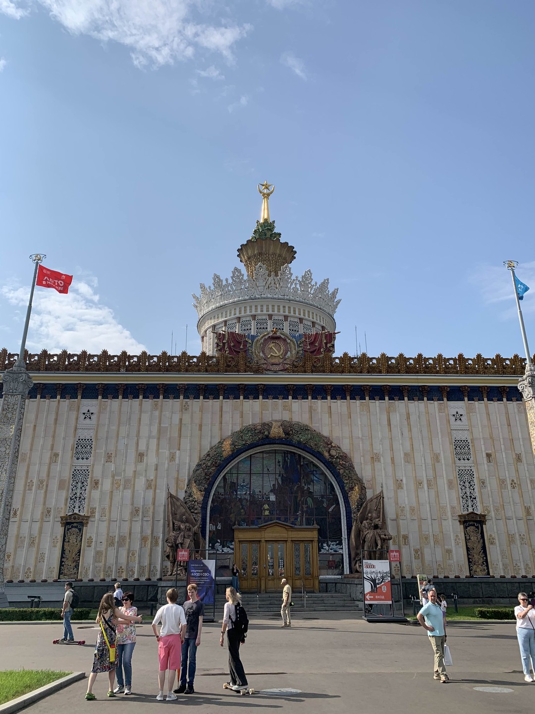 Экскурсовод отлично организовала и провела экскурсию, несмотря на то, что мы то и дело попадали под
