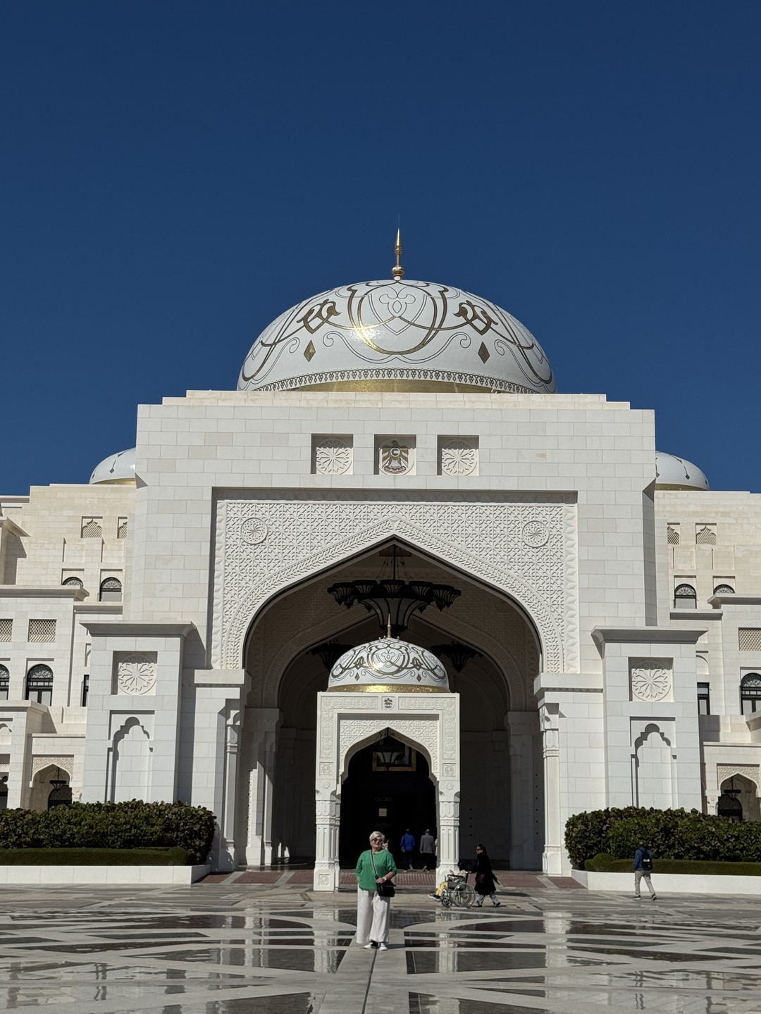 Сегодня наша группа из трех человек была на экскурсии в Абу Даби. Нашим гидом был Эмиль