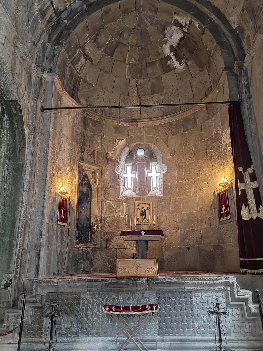 Утомляет лишь дорога. В ноябре "закрыли" водопад, нам повезло увидеть его остатки, но тоже было красиво. В целом, очень интересная экскурсия