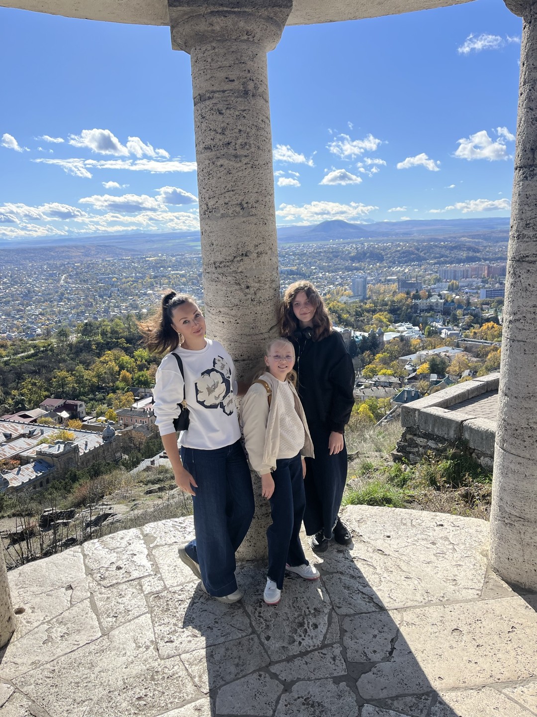 Считаю, что нам повезло попасть на экскурсию к Станиславу. Увлеченно слушали дети 16 и 10 лет