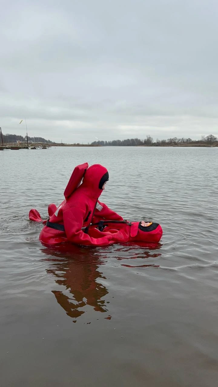 Отдыхали вдвоем с сыном. Замечательно провели время. Поплавали, попридурялись. Костюмы отлично держат на воде. Было тепло