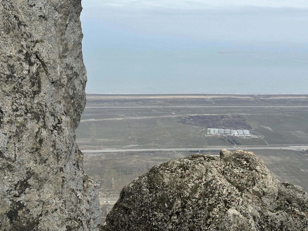 Наша экскурсия с гидом Азиком началась с розового озера и закончилась в рыбном ресторане на каспийском