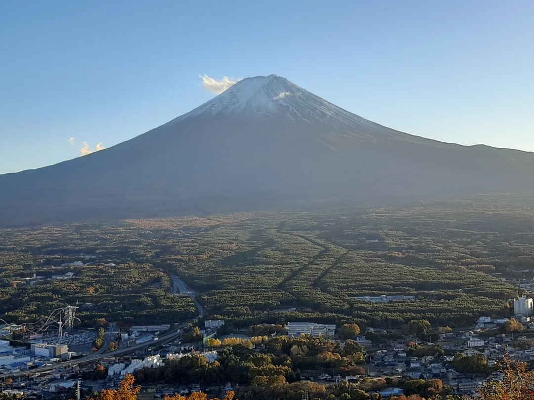 Шикарная экскурсия! Огромное спасибо гиду! Фудзияма весь день была видна, правда верхушечка закрывалась облаками периодически, но