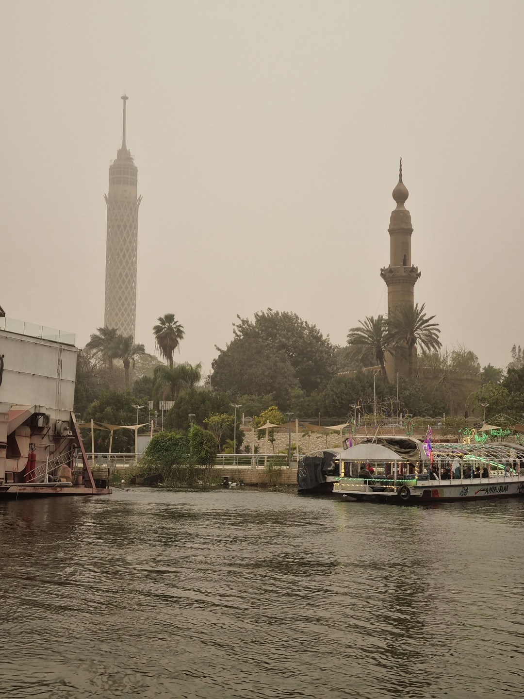 Большая благодарность Ахмеду за прекрасные экскурсии. Были на 3-х экскурсиях: 1. По реке Нил и старому