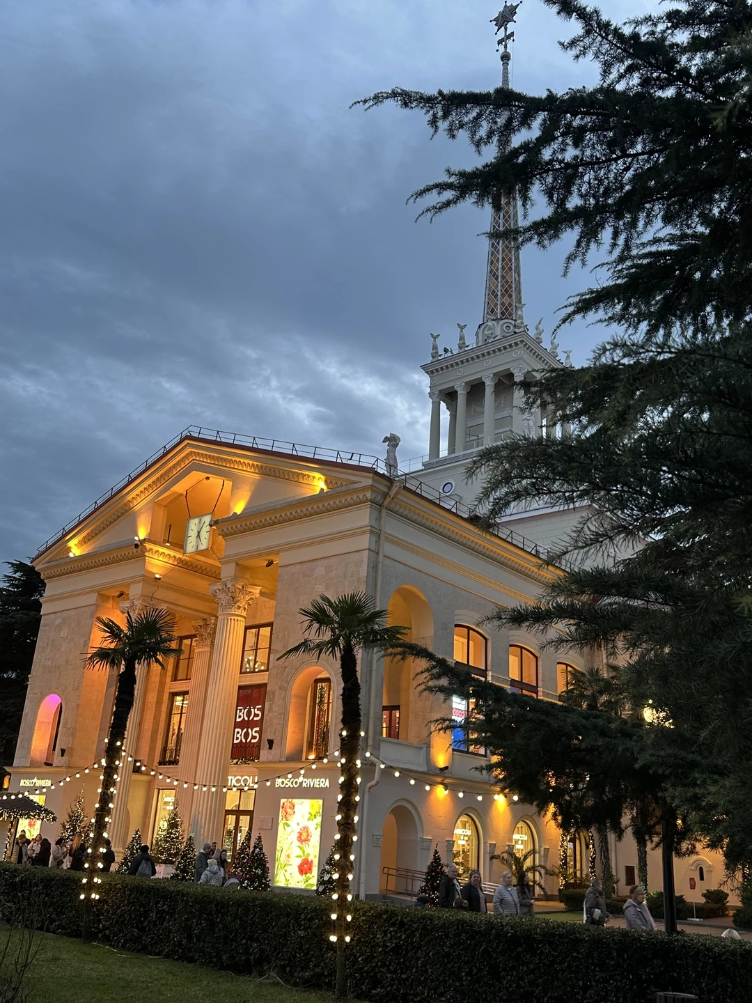 Очень понравилась экскурсия с Людмилой, прекрасная прогулка в компании с интересным рассказчиком. Людмила очень приятная, доброжелательная