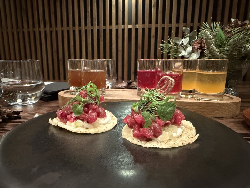 Одна из лучших гастрономических дегустаций! Персонал ресторана очень приветлив и компетентен. Перед началом гастропутешествия нас познакомили