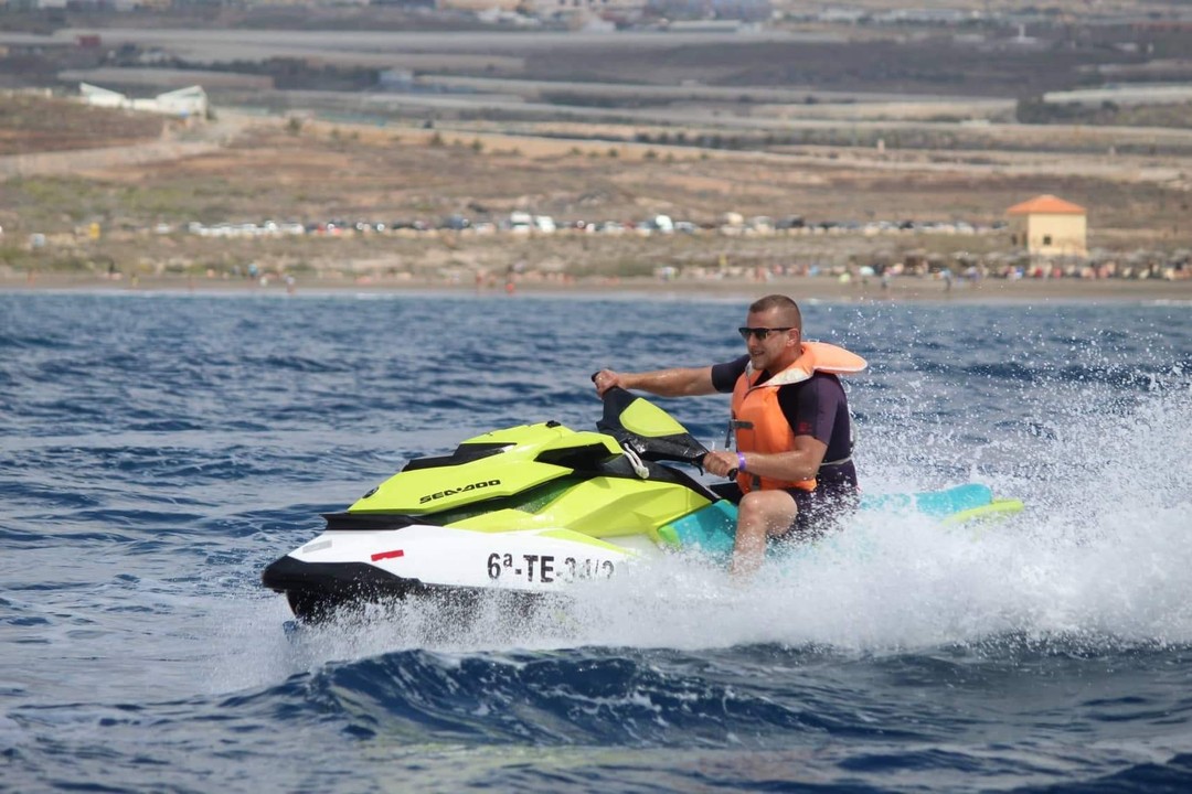 Дмитрий очень открытый и коммуникабельный человек. У нас было несколько очень содержательных экскурсий на русском языке