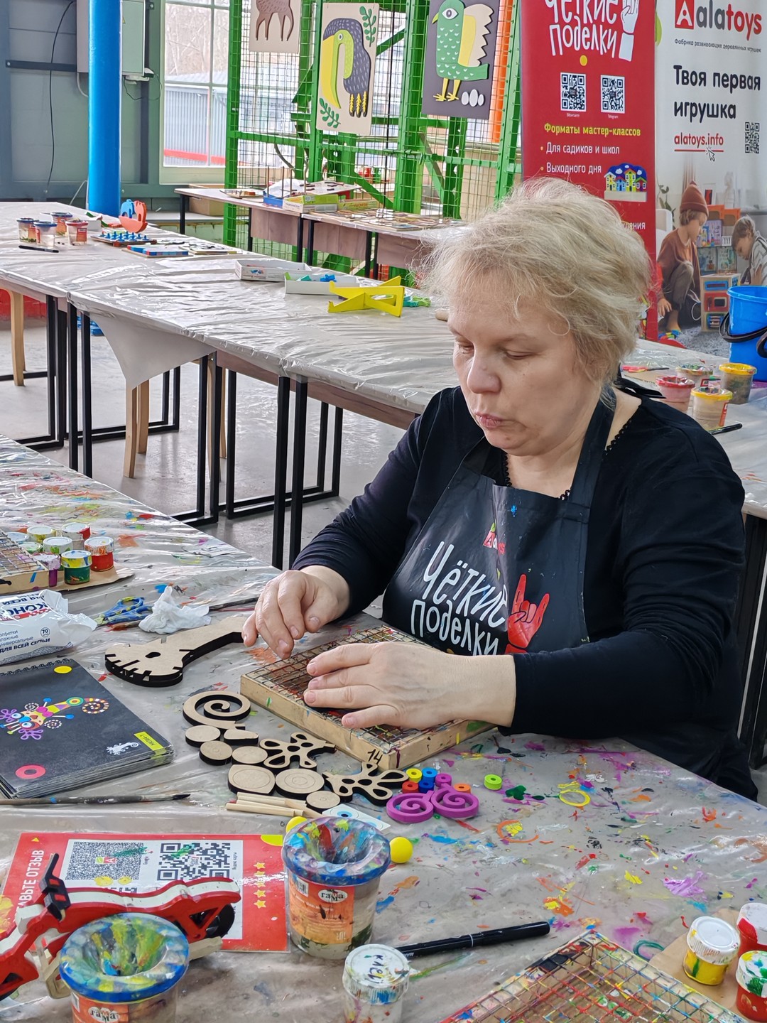 Нашли в интернете экскурсию и мастер класс на фабрику игрушек. Мы пришли рано, но все сотрудники