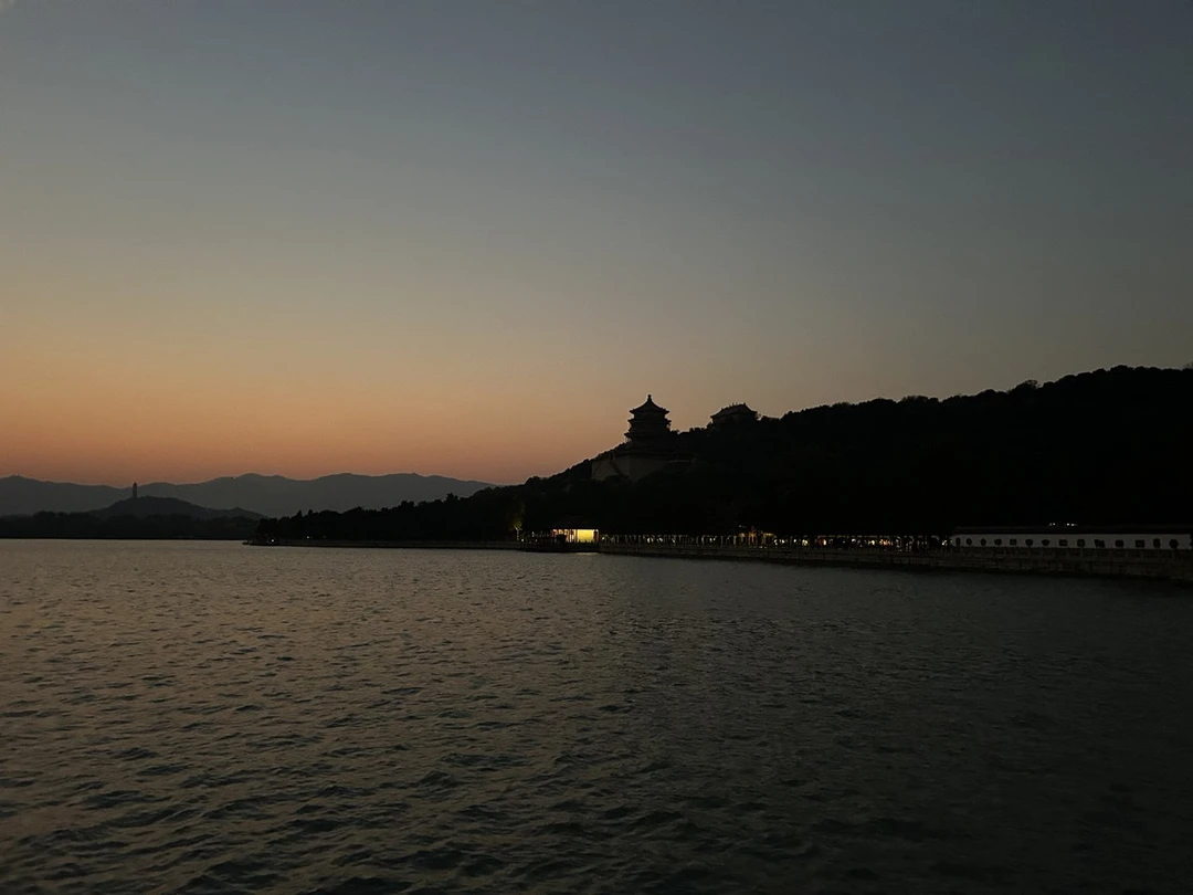 Очень ответственный гид! Надёжный! Отлично знает историю! Подскажет где и что лучше и интереснее. Все договорённости