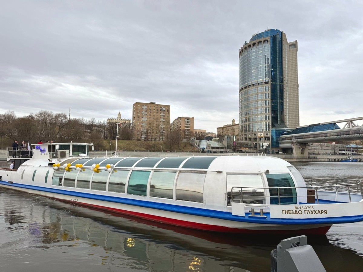 Фото 2 - Экскурсия: "Речная прогулка от парка «Зарядье» на панорамном теплоходе"