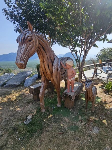 Оказались в очень интересных и красивых местах) детям запомнилась больше всего пещера с летучими мышами,а мне