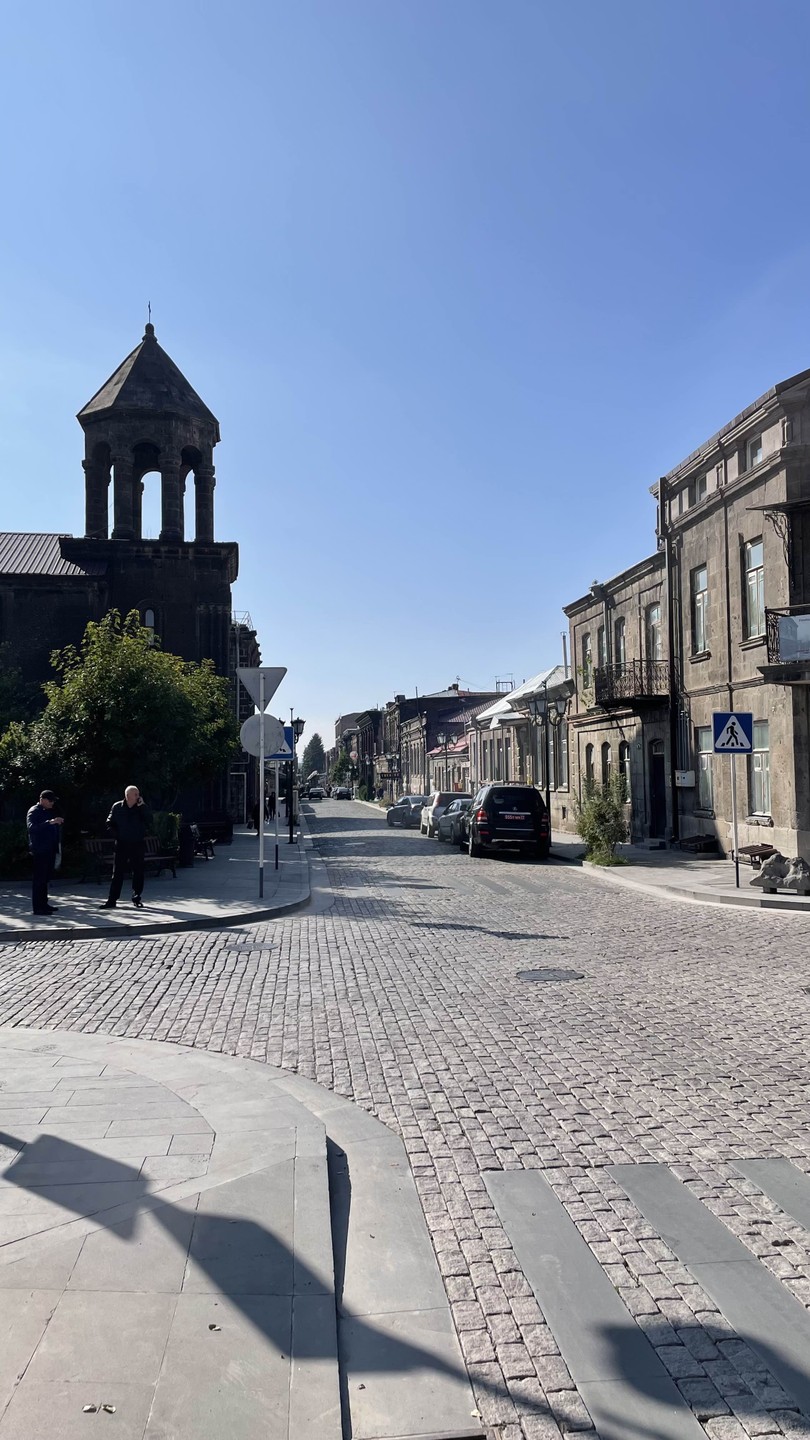 У нас был гид по имени Армен, очень хороший рассказчик. Нам в целом всё понравилось. Ставлю