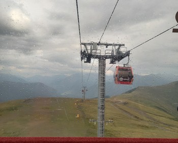 Горнолыжный курорт и панорамы вершин