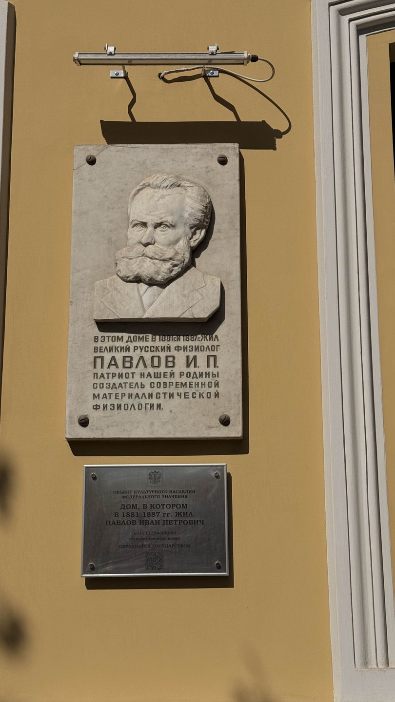 Василий очень глубоко разбирается в предмете. Погружает в историю города. Для меня только несколько длинновато, 3 часа