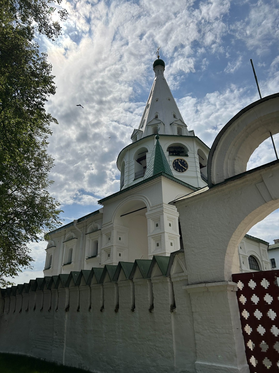 Хотим выразить огромную благодарность Евгению за увлекательную и познавательную экскурсию! Нам очень понравилось, как он подаёт