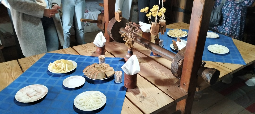 Интересная и очень вкусная экскурсия))) рассказывают об основных ремёслах Беларуси. Времени занимает не много, но весьма