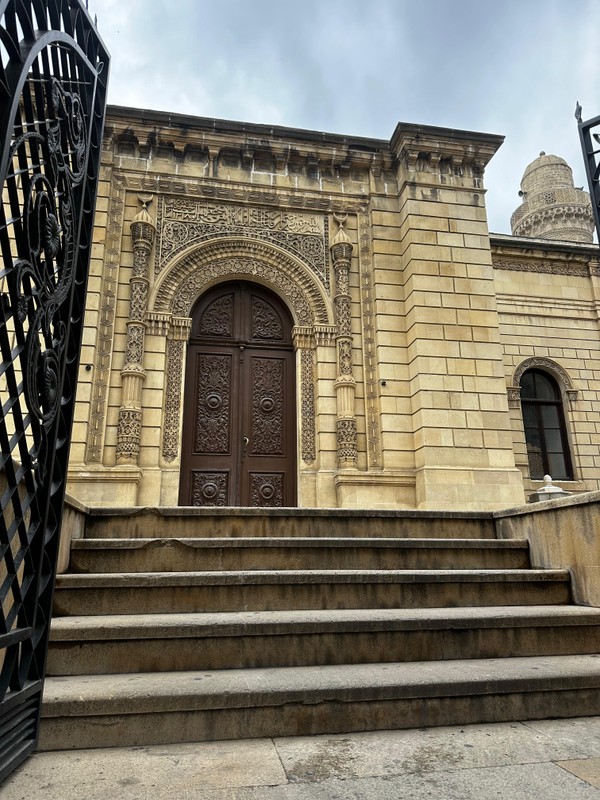 По Баку - с коренным бакинцем